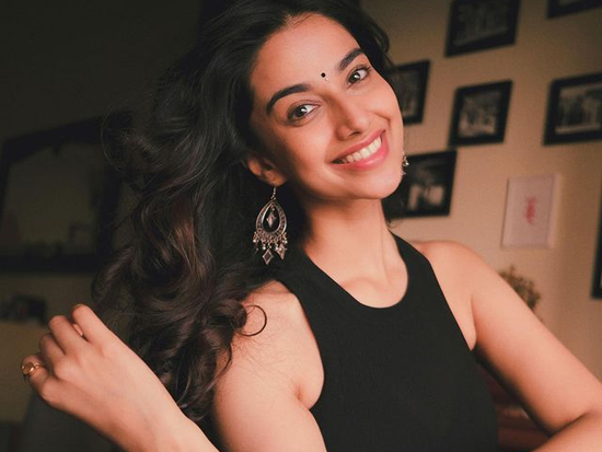 Mesmerising Looks Of Meenakshi Chaudhary